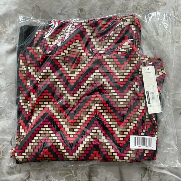 Women’s high rise flared pants. 2 pack. Multi red and solid black. NWT. L - Picture 12 of 14